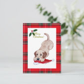 黄色いラブラドールのクリスマスのサンタの帽子のタータンチェック シーズンポストカード (スタンド正面)