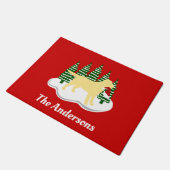 黄色いラブラドールのクリスマスの常緑樹の木 ドアマット (アングル)