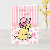 黄色いラブラドールのピンクの新生児の女の子のお祝い カード (黄色い花)