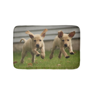 黄色いラブラドールの子犬の走ること バスマット