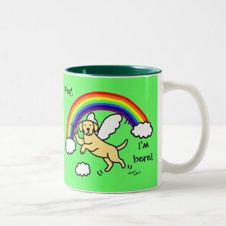 黄色いラブラドールの守り神(虹橋) ツートーンマグカップ