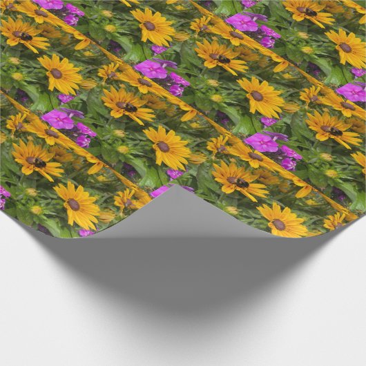黄色いルデベキアの花ピンクのフロックスとビー ラッピングペーパー (角)