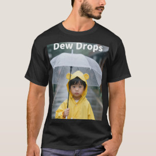 黄色いレインコートの可愛い少年 雨の日 エステティック シ Tシャツ