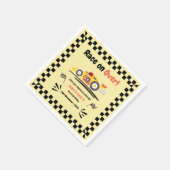 黄色いレースカーで行われる年齢誕生日レース スタンダードカクテルナプキン (角)