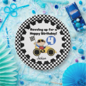 黄色いレースカーの第4誕生日の紙皿 ペーパープレート (パーティー)