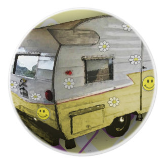 黄色いヴィンテージのキャンピングカートレーラーのノブ セラミックノブ