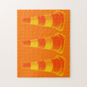 黄色い円錐形のトラフィックストライプ円錐 ジグソーパズル (縦)