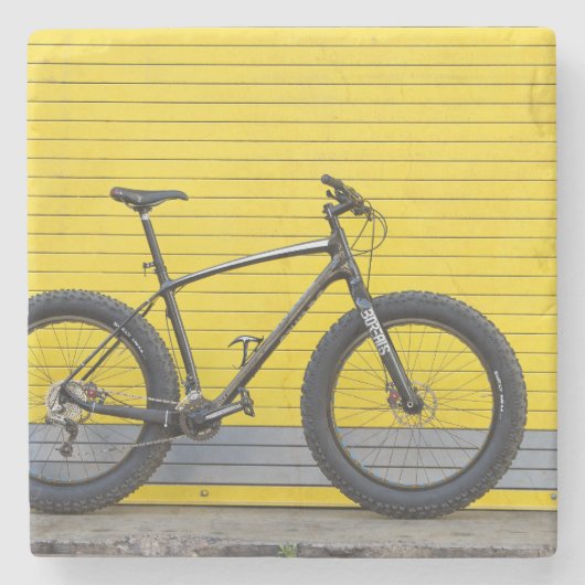 黄色い壁に脂肪の自転車 ストーンコースター (正面)