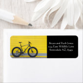 黄色い壁に脂肪の自転車 ラベル (インサイチュ)