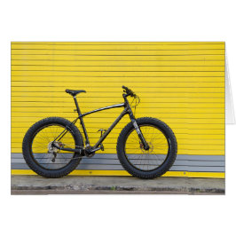 黄色い壁に脂肪自転車