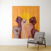 黄色い太陽の上で拳を上げた手 タペストリー (インサイチュ)