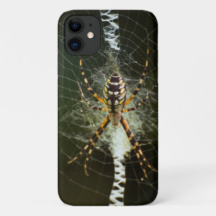 黄色い庭のクモが閉じる iPhone 11 ケース
