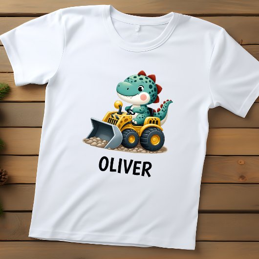 黄色い建設車両に乗る恐竜の少年 ベビーTシャツ