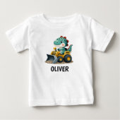 黄色い建設車両に乗る恐竜の少年 ベビーTシャツ (正面)