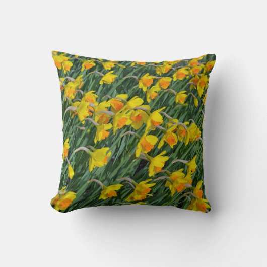 黄色い春のラッパスイセンのプリントの装飾用クッション クッション (正面)