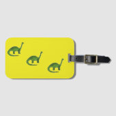 黄色い模様の緑の恐竜 ラゲッジタグ (正面横)