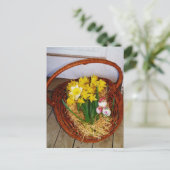 黄色い水仙とフローラのイースター卵のバスケット シーズンポストカード (スタンド正面)