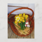 黄色い水仙とフローラのイースター卵のバスケット シーズンポストカード (正面)
