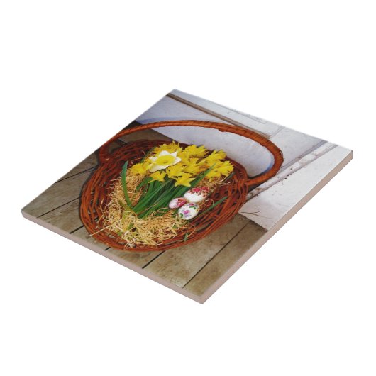 黄色い水仙とフローラのイースター卵のバスケット タイル (側面)