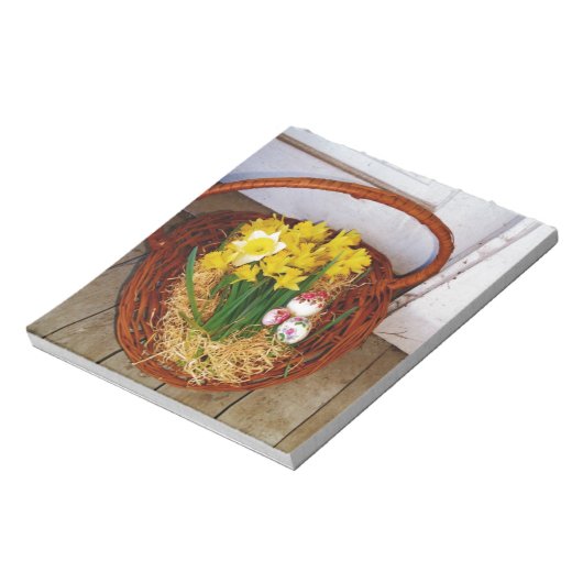 黄色い水仙とフローラのイースター卵のバスケット ノートパッド (回転)