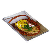 黄色い水仙とフローラのイースター卵のバスケット ノートブック (右側)