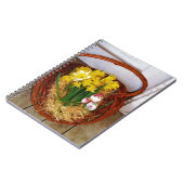 黄色い水仙とフローラのイースター卵のバスケット ノートブック (左側)