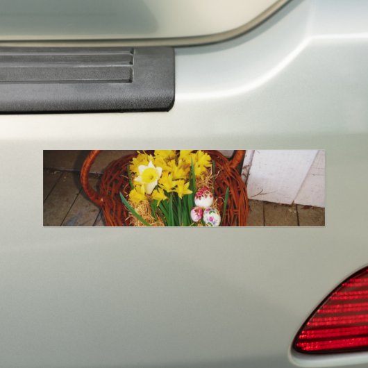 黄色い水仙とフローラのイースター卵のバスケット バンパーステッカー (車上)
