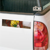 黄色い水仙とフローラのイースター卵のバスケット バンパーステッカー (トラック上)