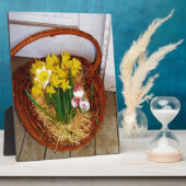 黄色い水仙とフローラのイースター卵のバスケット フォトプラーク (側面)