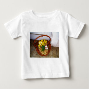 黄色い水仙とフローラのイースター卵のバスケット ベビーTシャツ
