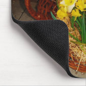 黄色い水仙とフローラのイースター卵のバスケット マウスパッド (コーナー)