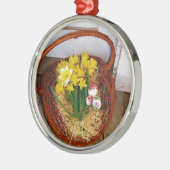 黄色い水仙とフローラのイースター卵のバスケット メタルオーナメント (左)