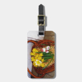 黄色い水仙とフローラのイースター卵のバスケット ラゲッジタグ (正面縦)