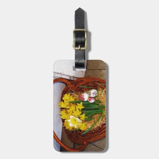 黄色い水仙とフローラのイースター卵のバスケット ラゲッジタグ (正面縦)