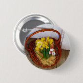 黄色い水仙とフローラのイースター卵のバスケット 缶バッジ (正面&裏面)