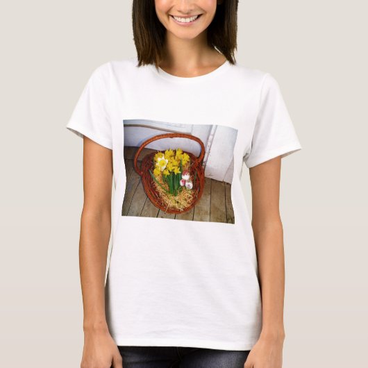 黄色い水仙とフローラのイースター卵のバスケット Tシャツ (正面)
