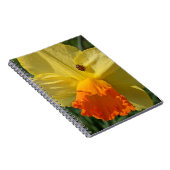 黄色い水仙の花のテントウムシ フローラル ノートブック (右側)