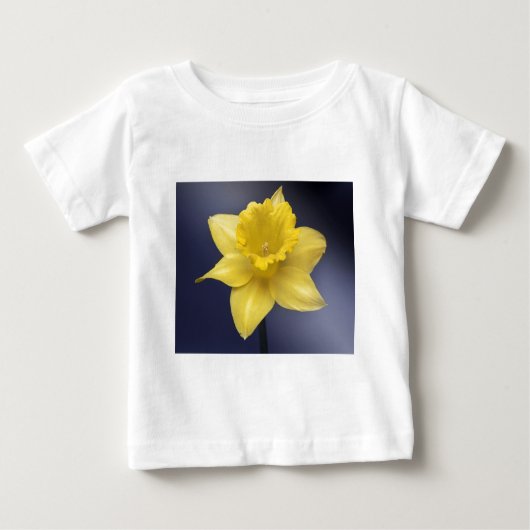 黄色い水仙の花フローラの絵を描水色 ベビーTシャツ (正面)