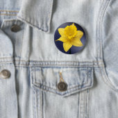 黄色い水仙の花フローラの絵を描水色 缶バッジ (インサイチュ)