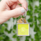 黄色い水玉模様およびストライプなモノグラムKeychain キーホルダー (手)