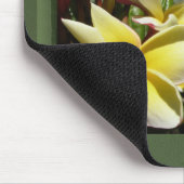 黄色い熱帯プルメリアの花 マウスパッド (コーナー)