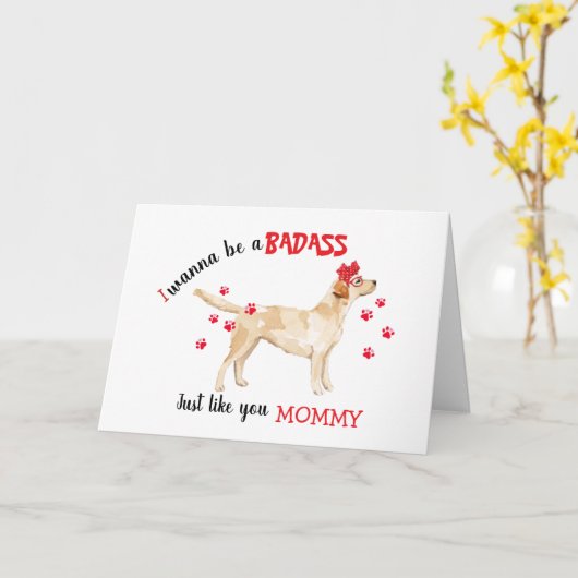 黄色い犬のお母さんの日のハッピーラブラドール カード (黄色い花)