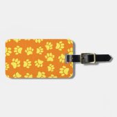 黄色い犬の足はオレンジ色にプリント ラゲッジタグ (正面横)
