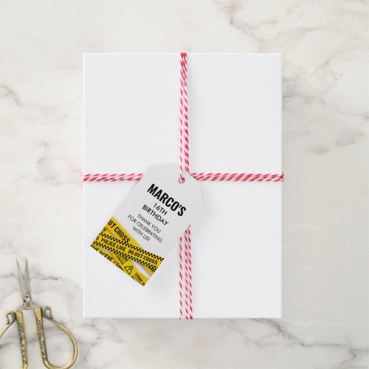 黄色い犯罪現場のテープを持つ殺人謎パーティー ギフトタグ (より糸付き)