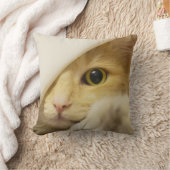 黄色い猫が覗き見ている クッション (ブランケット)