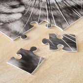 黄色い目が手をなめる灰色の猫 ジグソーパズル (側面)