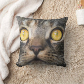 黄色い目の猫のクローズアップ クッション (ブランケット)