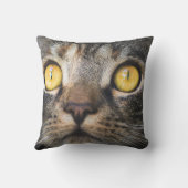 黄色い目の猫のクローズアップ クッション (裏面)