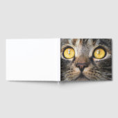 黄色い目の猫のクローズアップ ゲストブック (全面)