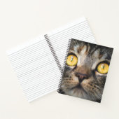 黄色い目の猫のクローズアップ ノートブック (内部)